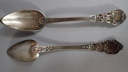 Ensemble de cinq cuillères à dessert en argent...
