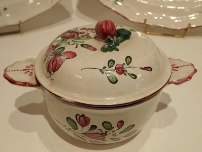 Ensemble en faïence polychrome comprenant...