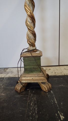 Paire de lampadaires pique cierge en bois...