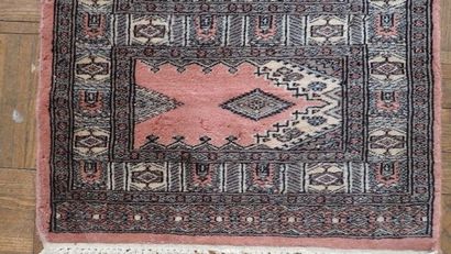 Petit tapis en laine pour galerie dans les...