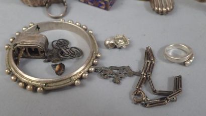 Réunion d'objets en argent comprenant un...