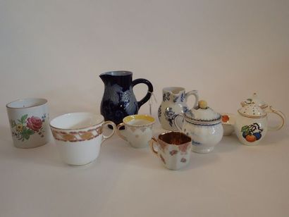 Lot de pichets, tasses et tasses miniatures,...
