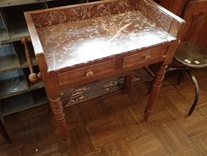 Petite table de toilette en noyer ouvrant...