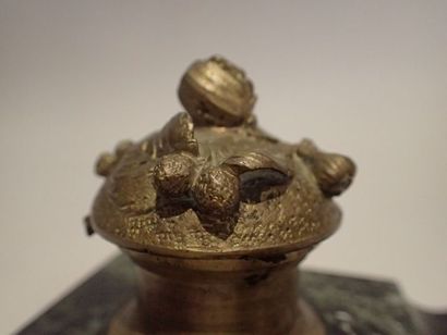 Petit encrier en bronze doré et marbre vert...