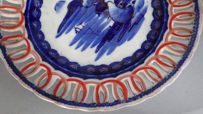Lot de deux assiettes en porcelaine émaillée...