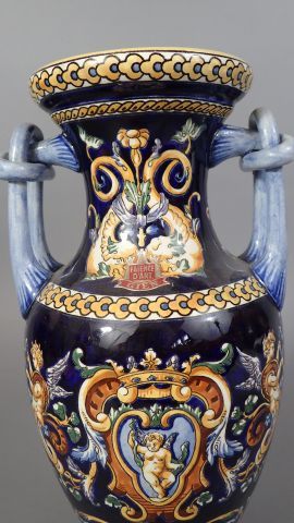 GIEN. Vase balustre en faïence à décor renaissance...