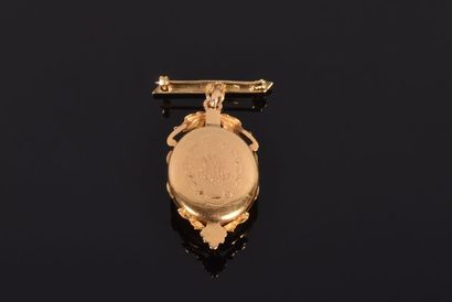 Pendentif ovale ouvrant aux deux ors 18K...