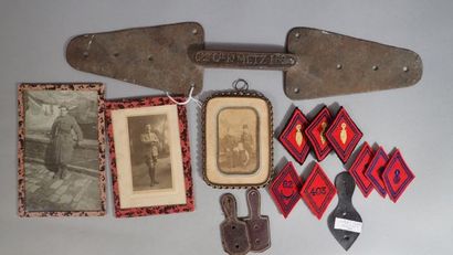 Militaire : écussons d'épaule, 2 photos sous-verre,...