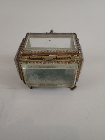 Petit coffret à bijoux en verre taillé à...