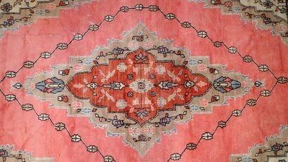 PAKISTAN, grand tapis d'Orient en laine dans...