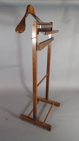 Valet de nuit en bois vernis, et laiton,...