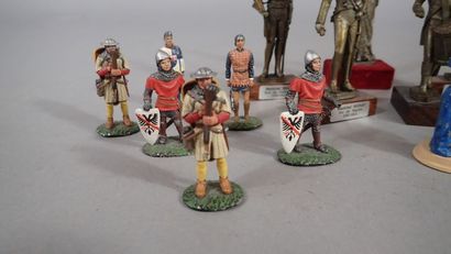 Ensemble de soldats de plomb comprenant notamment...