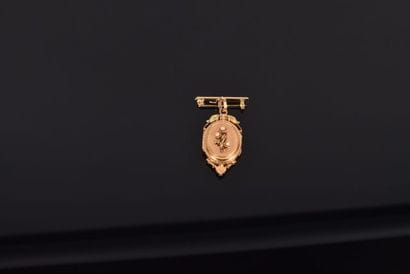 Pendentif ovale ouvrant aux deux ors 18K...
