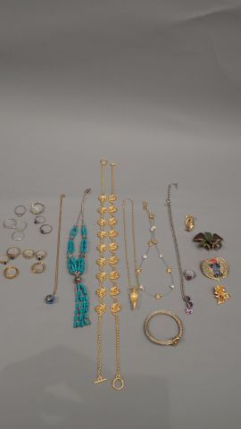 Bijoux fantaisie en métal argenté et doré...