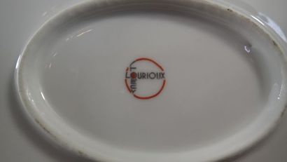 LOURIOUX à FOËCY. Service en porcelaine blanche...