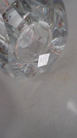 BACCARAT. Grand vase en cristal, cachet au...
