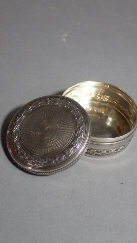 Petite boîte couverte circulaire en argent...