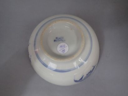 Grand bol en porcelaine de Chine blanc-bleu...