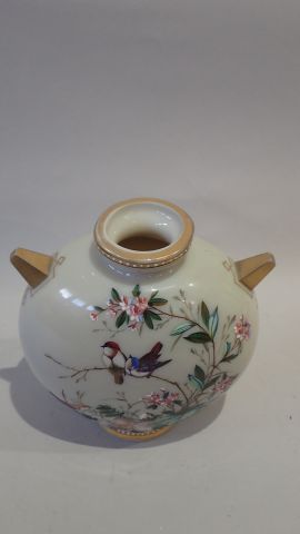 Petit vase à panse plate en verre opalin...