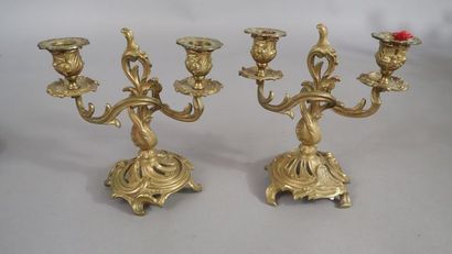 Paire de bougeoirs en bronze doré à deux...