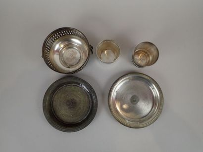 Lot de métal argenté comprenant deux timbales,...