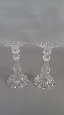 Paire de bougeoirs en verre de forme balustre...