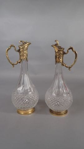 Ensemble de deux aiguières en cristal à garnitures...