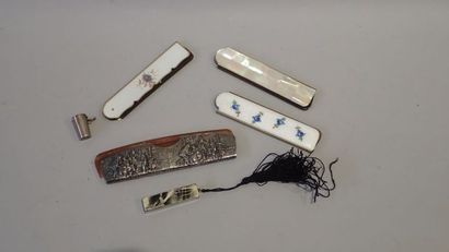 Lot composé de 4 peignes pliants, un étui...