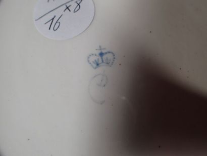 Lot de cinq assiettes en porcelaine à décor...