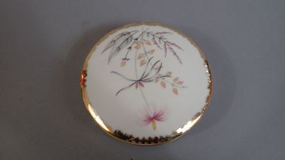Quatre tasses avec sous-tasses et une bonbonnière...