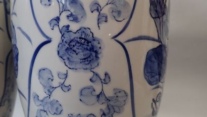 Paire de vases balustres dans le goût de...