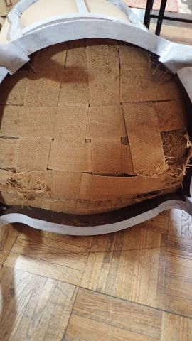 Bergère en bois relaqué gris, le dossier...
