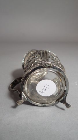 Moutardier en argent repoussé à décor de...