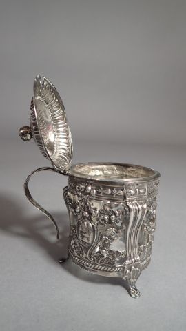 Moutardier en argent repoussé à décor de...