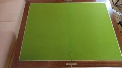 Table à jeux dite tric-trac, à décor en marqueterie...