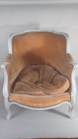 Bergère en bois relaqué gris, le dossier...