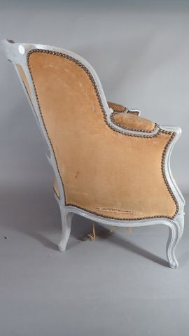 Bergère en bois relaqué gris, le dossier...