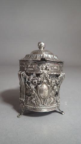 Moutardier en argent repoussé à décor de...