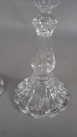 Paire de bougeoirs en verre de forme balustre...
