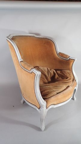 Bergère en bois relaqué gris, le dossier...