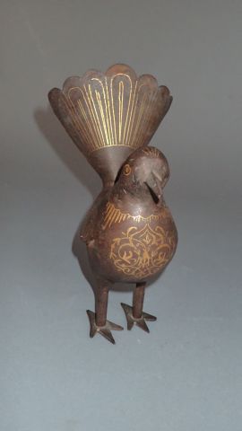 Quatre tasses avec sous-tasses et une bonbonnière...
