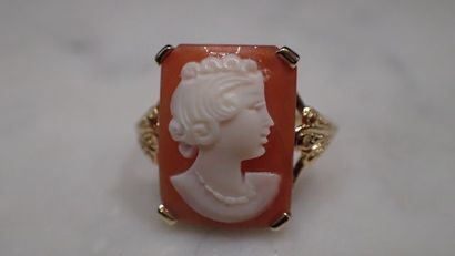 Bague en or jaune sertie d'un camée coquille...