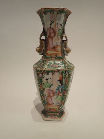CHINE. Vase en porcelaine, à pans coupés...