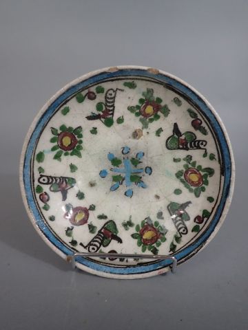 Coupe en faïence sur talon émaillée à décor...
