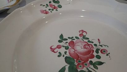 Ensemble de faïence de l'Est polychrome comprenant...