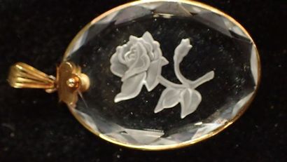 Médaillon ovale en cristal à décor d'une...