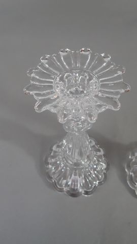 Paire de bougeoirs en verre de forme balustre...
