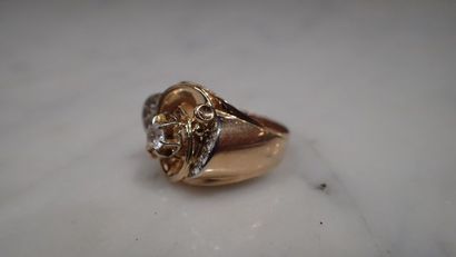 Bague tourbillon centrée d'une petite pierre...