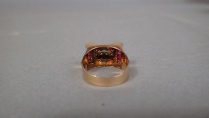 Bague chevalière en or jaune 18K centré d'un...