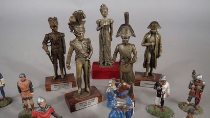 Ensemble de soldats de plomb comprenant notamment...